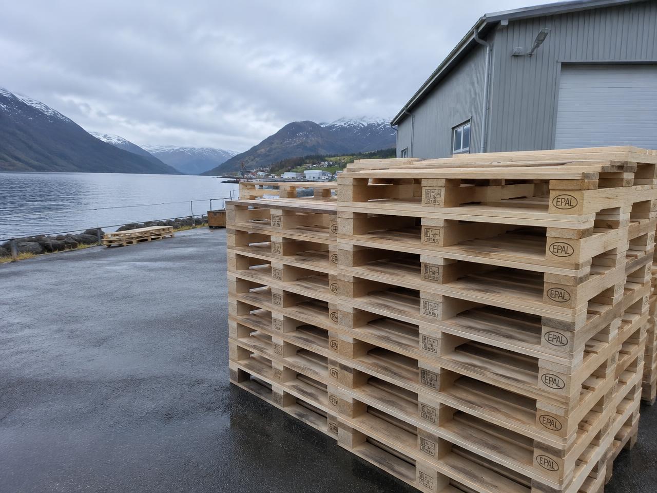 Pallar ved fjorden